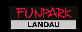 Ein schwarz-rotes Schild mit der Aufschrift "FUNPARK LANDAU" in auffälligen Buchstaben.