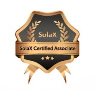 Ein schwarz-goldenes Abzeichen mit der Aufschrift "SolaX Certified Associate"