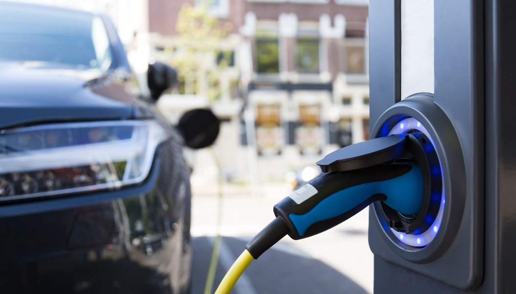 Blick auf eine Ladesäule für Elektroautos und im Hintergrund eine
