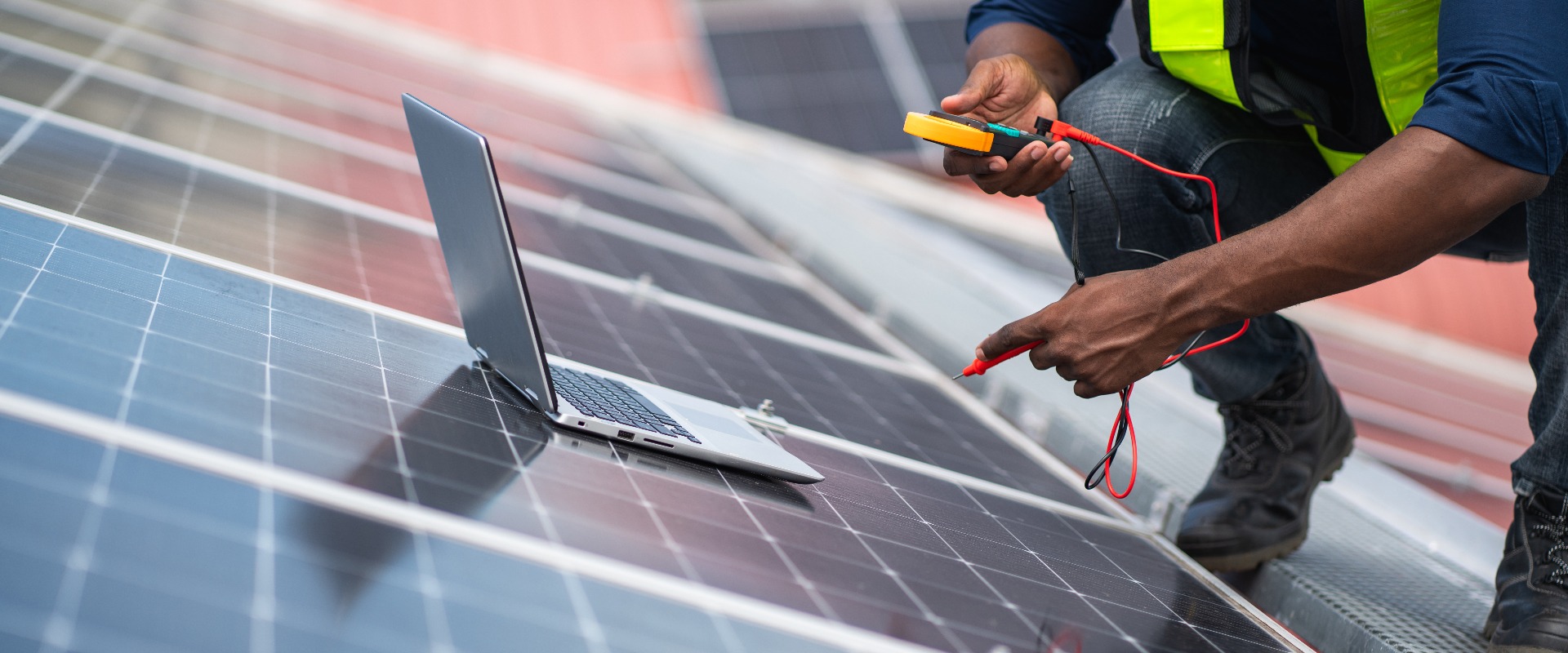Ein Servicetechniker überprüft die Solarzellen auf dem Dach, um festzustellen, ob Wartungsarbeiten erforderlich sind oder Teile beschädigt sind. Ein Techniker installiert ein Solarpanel. Konzept für saubere Energie.