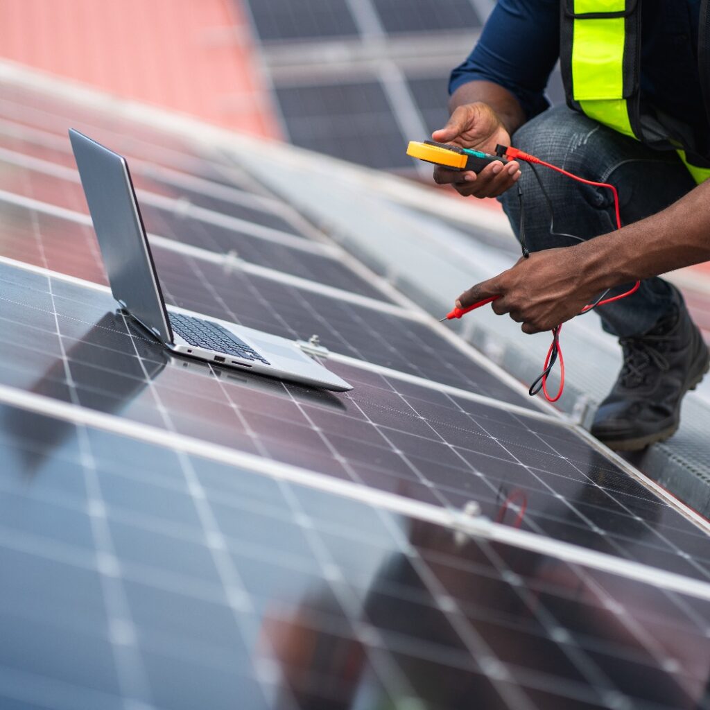 Ein Servicetechniker überprüft die Solarzellen auf dem Dach, um festzustellen, ob Wartungsarbeiten erforderlich sind oder Teile beschädigt sind. Ein Techniker installiert ein Solarpanel. Konzept für saubere Energie.