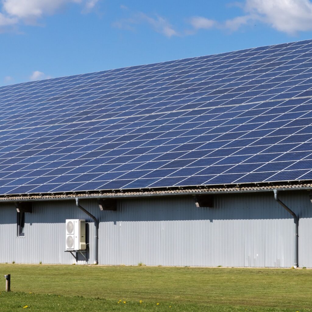 Gewerbehalle mit Photovoltaik-Anlage auf dem Dach und mit einer Wärmepmupe in Niebül
