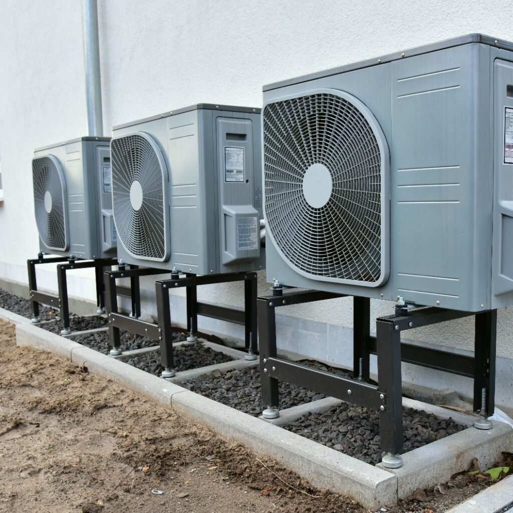 Klimaanlage/Luftwärmepumpe vor einem neu erbauten Wohnhaus