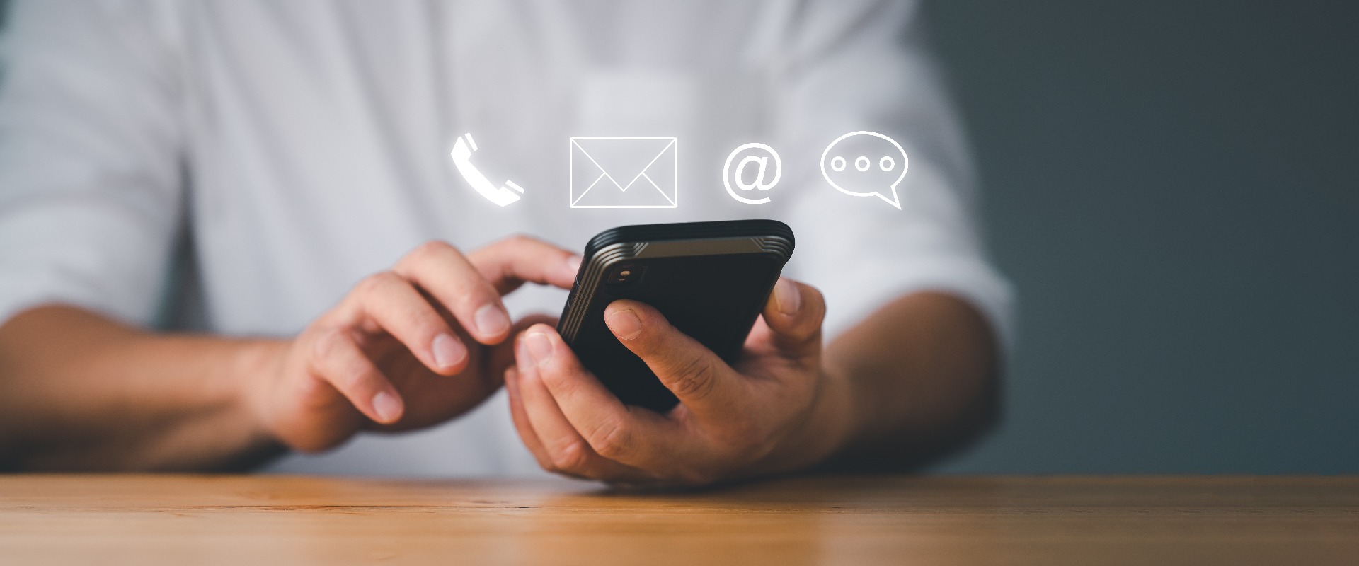 Kundensupport-Hotline Kontaktieren Sie uns. Geschäftsmann, der ein Smartphone mit E-Mail-, Telefon-, Adress- und Chat-Symbolen verwendet.