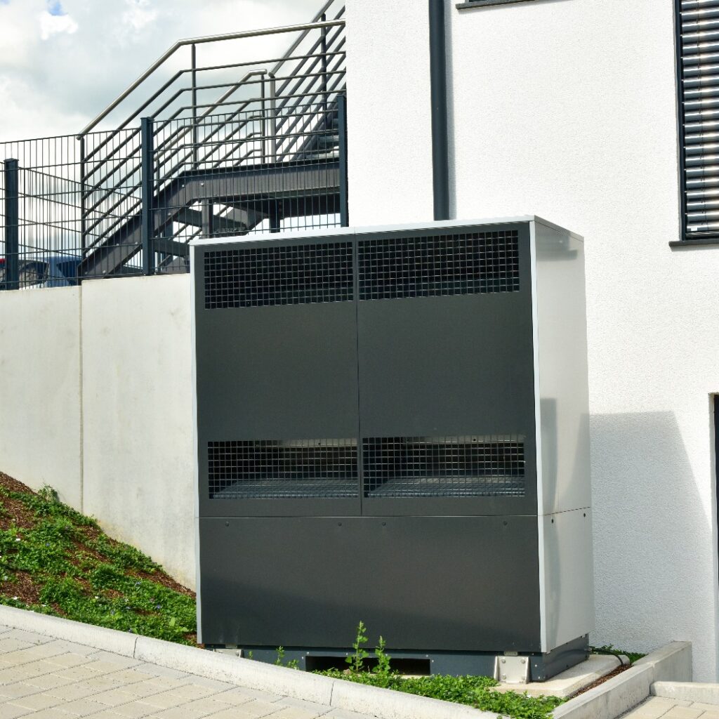 Luftwärmepumpe, Klimaanlage für Heizung und Warmwasser an einem neu gebauten Gewerbegebäude