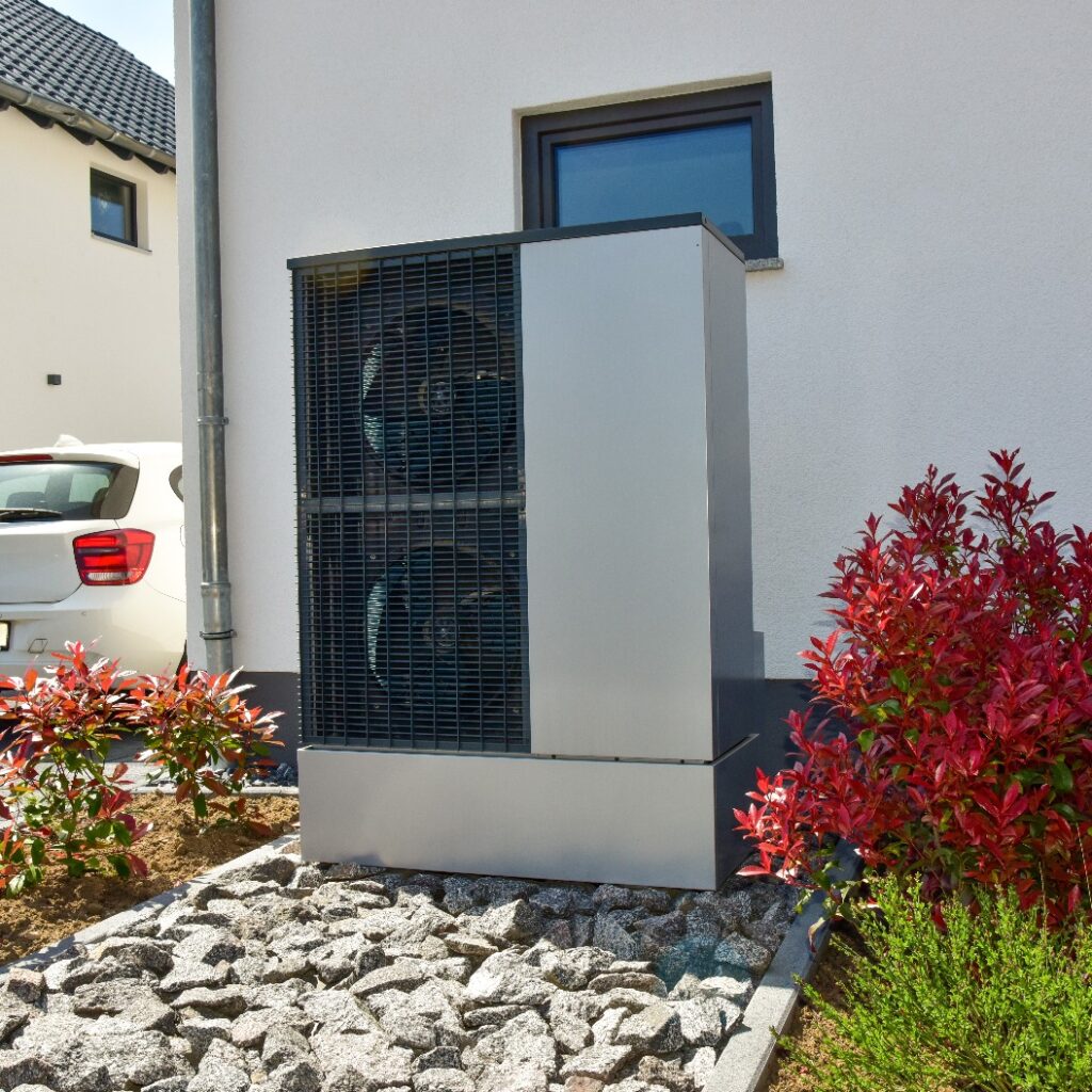 Luftwärmepumpe, Klimaanlage für Heizung und Warmwasser an einem neu gebauten Wohnhaus
