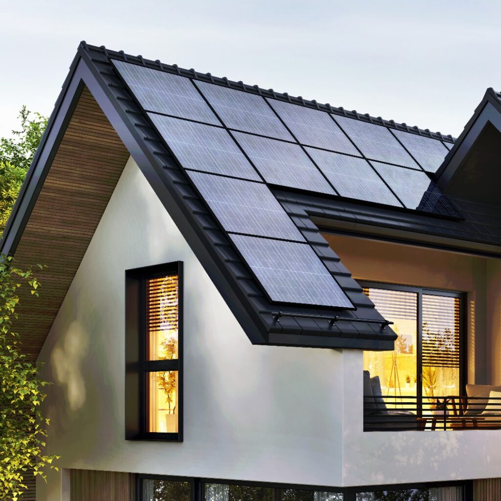 Solarpanels auf dem Dach eines eleganten modernen Wohnhauses