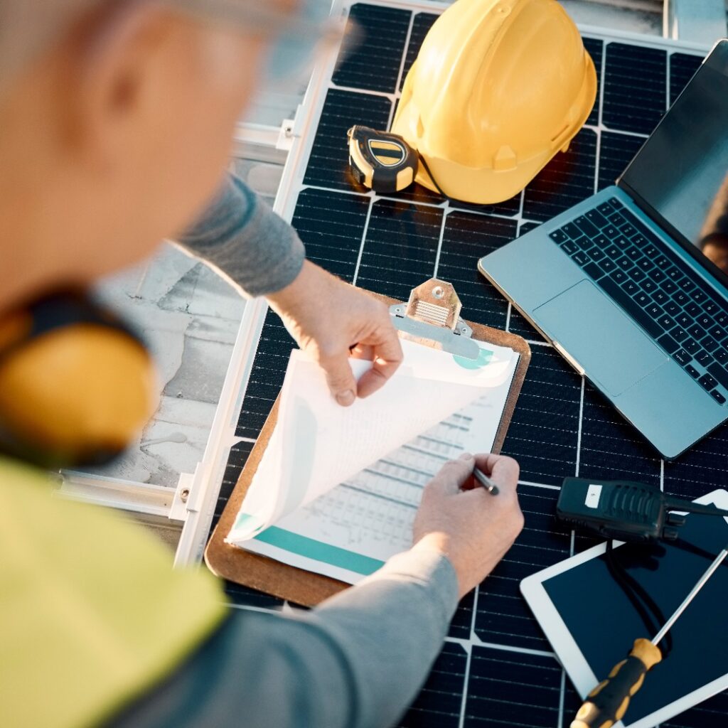 Solarpanels, Planung und technische Unterstützung mit Technologie, Checkliste oder Versicherung für die Installation. Energiespartechniker, Elektriker und Energietechniker mit Laptop, Werkzeugen und Wartungsmanagement.