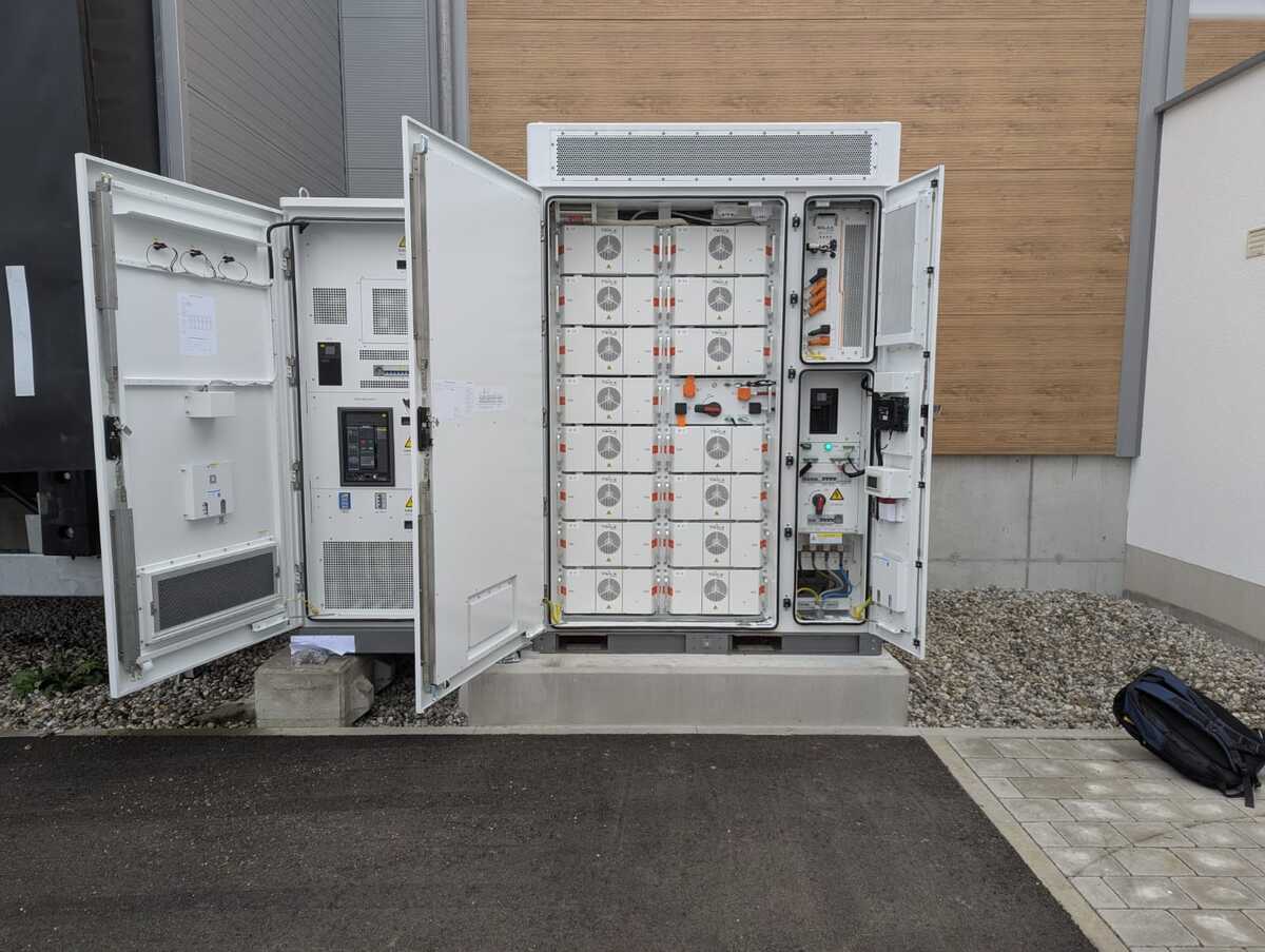 Geoeffneter weisser Stromschrank, neutral, graue Module und Kabel sichtbar