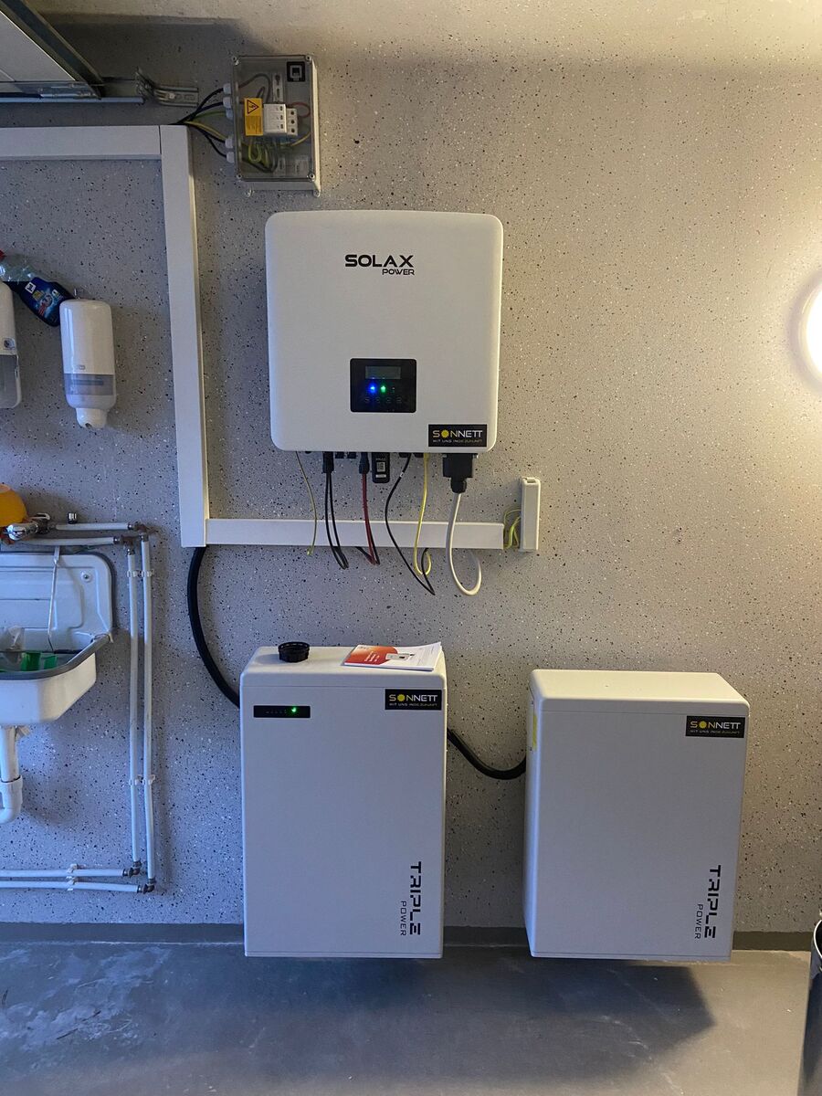 Weisse Solax Anlage mit ruhigem Display und zwei Tesla Powerwall Boxen