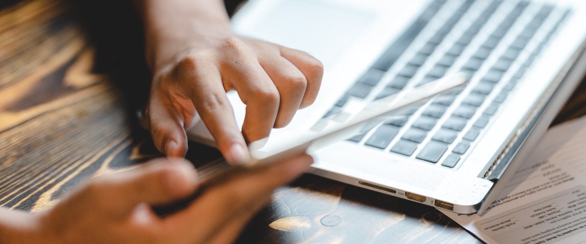 Geschäftsmann, der sich mit der strategischen Recherche von Informationen zu Kundenanfragen und Dienstleistungssystemen befasst und durch die Vermittlung von Kenntnissen in den Bereichen Kommunikationstechnologie im Cyberspace sowie Marketingdaten zum Erfolg beiträgt